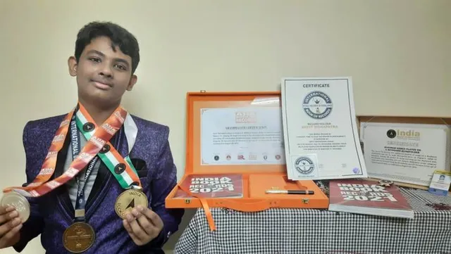 ସଙ୍ଗୀତ ଜଗତର ବିସ୍ମୟ ବାଳକ ଅର୍ପିତ, ଆଖି ବୁଜି ବଜାଉଛନ୍ତି କି-ବୋର୍ଡ