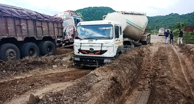 ଠିକାଦାର ପୋଷୁଛି ପୂର୍ତ୍ତ ବିଭାଗ, ୩ ବର୍ଷ ହେଲା ସରୁନି ଅମ୍ଲାଭଟ୍ଟା-ଚାଟିକଣା ରାଜପଥ କାମ