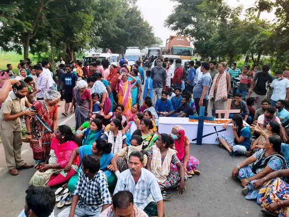 ଶ୍ମଶାନ ରାସ୍ତା ଅବରୋଧକୁ ନେଇ ଉତ୍ତେଜନା, ୩୨୬ ନଂ ଜାତୀୟ ରାଜପଥ ଅବରୋଧ