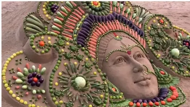 ୧୨ ପ୍ରକାରର ପନିପରିବାରେ ମା’ ଦୁର୍ଗାଙ୍କ ପ୍ରତିମା ଗଢ଼ିଲେ ବାଲୁକାଶିଳ୍ପୀ ସୁଦର୍ଶନ