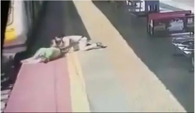 ଚଳନ୍ତା ଟ୍ରେନ‌ରେ ଚଢ଼ିବାକୁ ‌ଚେଷ୍ଟା କରୁଥିବା ବେଳେ ଖସି ପଡ଼ିଲେ ଯାତ୍ରୀ, ମହିଳା କନେଷ୍ଟବଳ ବଞ୍ଚାଇଲେ ଜୀବନ