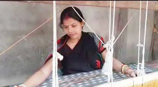 କଟକ ସହରର ସ୍ବାବଲମ୍ବୀ ମହିଳା, ଘରେ ତନ୍ତ ବସାଇ ବୁଣୁଛନ୍ତି ମାଣିଆବନ୍ଧ ଶାଢ଼ି-କପଡ଼ା-ଲୁଙ୍ଗି-ଗାମୁଛା