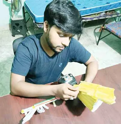 ଆଇସ୍‌କ୍ରିମ୍‌ କାଠିରେ ବିଶ୍ବକପ୍‌ ଟ୍ରଫି, ଟିମ୍‌ ଇଣ୍ତିଆକୁ ଶୁଭେଚ୍ଛା ଜଣାଇଲେ ଚିତ୍ରକର ମନୋଜ