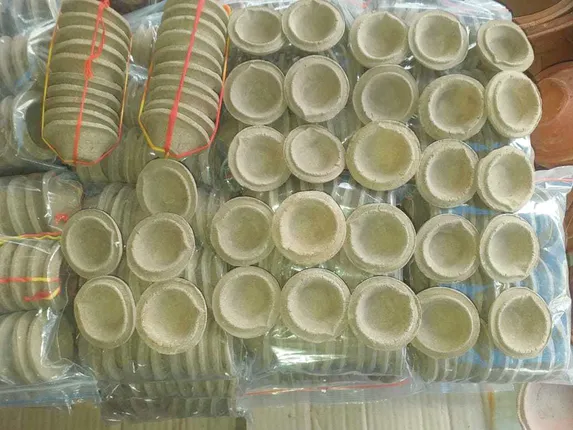 ୬ଟି ଉପାଦାନରେ ଜୈବିକ ପଦ୍ଧତିରେ ପ୍ରସ୍ତୁତ, ଦୀପାବଳି ପାଇଁ ରବୀନ୍ଦ୍ରଙ୍କ ‘ଗୋମୟ ଦୀପ’