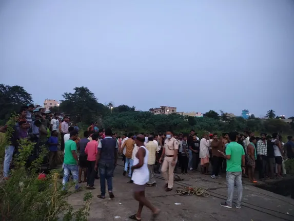 ମହାନଦୀରେ ଭାସିଗଲେ ବାପା, ଝିଅ ; ପୁଅକୁ ଉଦ୍ଧାର କଲା ଅଗ୍ନିଶମ ବାହିନୀ