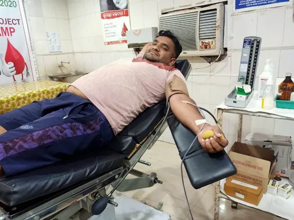 ଯୁବକଙ୍କ ବଦାନ୍ୟତା: ଗର୍ଭବତୀ ମହିଳାଙ୍କୁ ରକ୍ତ ଦେଇ ଜୀବନ ବଂଚାଇଲେ