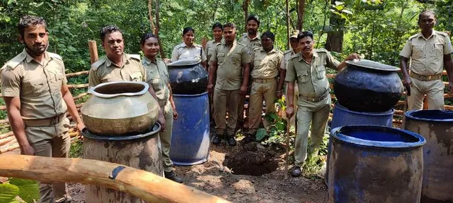 ଦେଶୀ ମଦ ବେପାର: ୨ ମହିଳା ଗିରଫ, ୪୬୨ ଲିଟର ଦେଶୀ ମଦ ସହ ୧୦,୮୦୦ କେଜି ମହୁଲପୋଚ ଜବତ