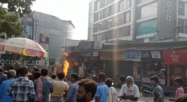 କ୍ରସ ରୋଡ ମଲରେ ଅଗ୍ନିକାଣ୍ଡ 