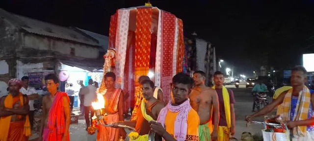 ସ୍ତମ୍ବେଶ୍ବରୀ ସଂସ୍କୃତିର ଅନନ୍ୟ ପରମ୍ପରା: ଷୋଳପୂଜା ଶେଷରେ ମହାନଦୀକୁ ମହାସ୍ନାନ ପାଇଁ ଗଲେ ମାହେଶ୍ୱରୀ ଠାକୁରାଣୀ