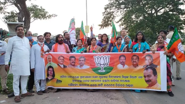 ଅଧ୍ୟକ୍ଷା ମମିତା ମେହେରଙ୍କ ହତ୍ୟାକାଣ୍ଡ ଅଭିଯୁକ୍ତଙ୍କୁ ଗିରଫ ଦାବିରେ ବିଜେପିର ବିକ୍ଷୋଭ