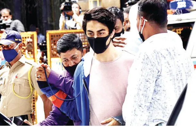 ୨୨ ଦିନ ପରେ ଜେଲ୍‌ରୁ ବାହାରିଲେ ଆର୍ୟନ୍‌: କଠୋର ଜାମିନ ସର୍ତ୍ତ ନେଇ ଶାହରୁଖ୍‌-ଗୌରୀ ଚିନ୍ତିତ