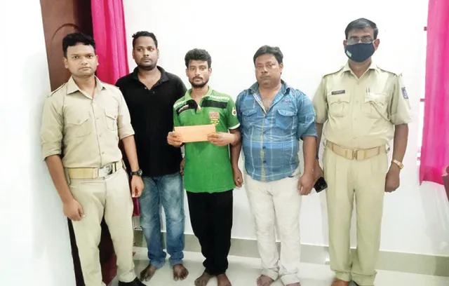 ବ୍ରାଉନ୍‌ସୁଗାର୍‌ କାରବାରରେ ସ୍କୁଲ୍‌ ଶିକ୍ଷକ, କିରାଣି; ୩ ଜଣଙ୍କୁ ଗିରଫ କଲା ପୁଲିସ