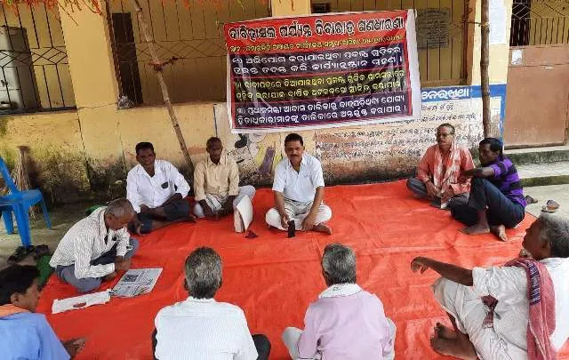 ଦୁର୍ନୀତି ପ୍ରତିବାଦରେ ସମିତିସଭ୍ୟଙ୍କ ଅନଶନ