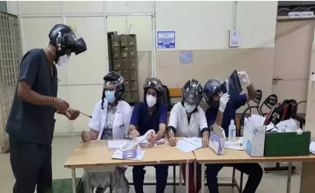 ଡାକ୍ତରଙ୍କ ମୁଣ୍ଡରେ ଖସିପଡିଲା ଫ୍ୟାନ, ହେଲମେଟ ପିନ୍ଧି ଚିକିତ୍ସା କଲେ ମେଡିକାଲର ସମସ୍ତ ଡାକ୍ତର