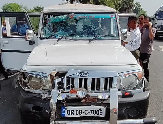 ବଲେରୋ ଧକ୍କାରେ ବାପା ମୃତ, ପୁଅ ଗୁରୁତର