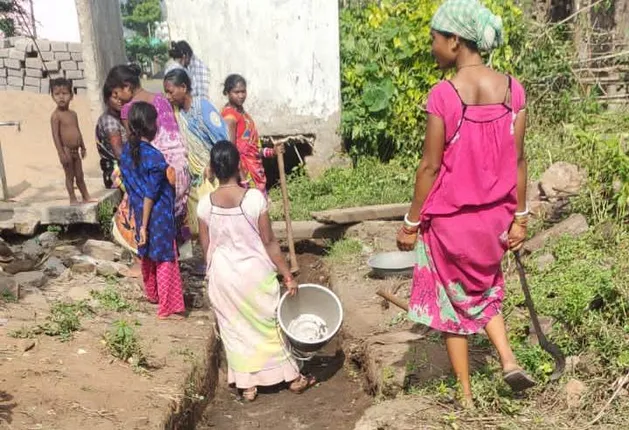 ଶୁଣିଲାନି ପ୍ରଶାସନ, ମହିଳା ସଫେଇ କଲେ ଡ୍ରେନ୍