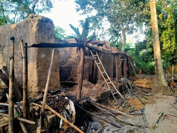 ଭୟାବହ ଅଗ୍ନିକାଣ୍ଡ: ଜଳିଗଲା ତିନିଟି ପରିବାରର ୫ ବଖରା ଘର