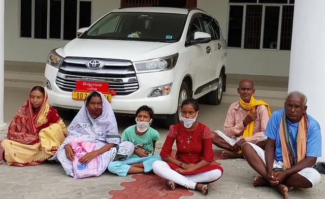 କରୋନାରେ ମୃତ ଠିକାଦାରଙ୍କ ଟଙ୍କା ହଡ଼ପ; ଜିଲ୍ଲାପାଳଙ୍କ ଗାଡ଼ି ସମ୍ମୁଖରେ ପରିବାର ସହ ଶ୍ରମିକଙ୍କ ଧାରଣା