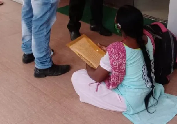 ୧୦ ବର୍ଷ ଅବୈତନିକ ଖଟି ଆଦିବାସୀ ଯୁବତୀ ତଡ଼ା ଖାଇବା ଘଟଣା: ନ୍ୟାୟ ପାଇଁ ଜିଲ୍ଲାପାଳଙ୍କ ଅଫିସ ଆଗରେ ଅନଶନ