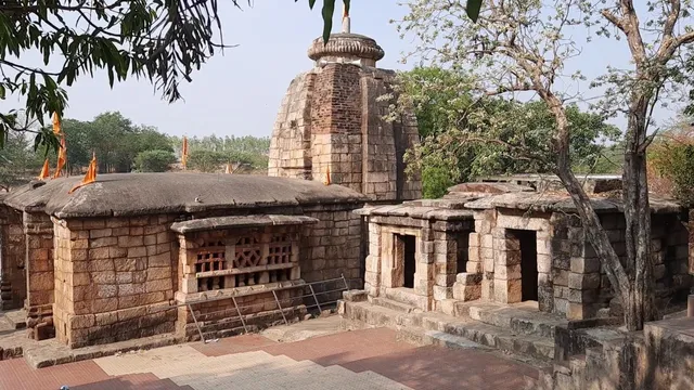 ରାଣୀପୁର ଝରିଆଲ୍‌ ମନ୍ଦିରରେ କେମିକାଲ୍‌ ପ୍ରଲେପ କାମ ଆରମ୍ଭ, ତଦାରଖ ପାଇଁ ପହଞ୍ଚିଲେ ଉପଅଧୀକ୍ଷଣ ଯନ୍ତ୍ରୀ