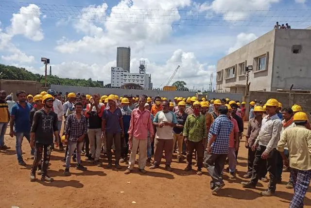 ସାଗର ସିମେଣ୍ଟ ସମ୍ମୁଖରେ ଭୋକିଲା ଶ୍ରମିକଙ୍କର ଆନ୍ଦୋଳନ, ୨ମାସର ମଜୁରି ଦେଇ ନାହିଁ ଠିକାଦାର