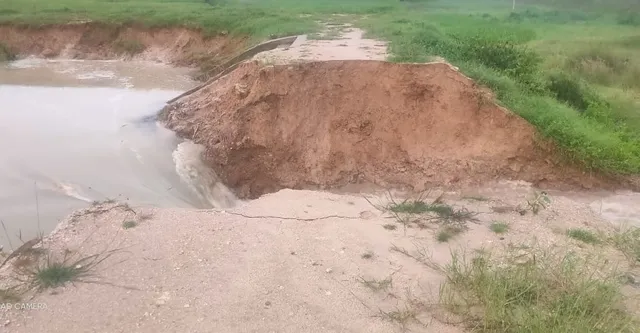 ପ୍ରବଳ ବର୍ଷାରେ ବରଗୋଡ଼ା ମହାପୁଷ୍କରିଣୀ ହିଡ ଭାଙ୍ଗିଲା, ୪ ଏକର ଜମିରେ ବାଲିଚର