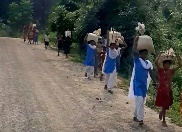 ଚାଉଳ ପାଇଁ ୨୦ କିଲୋମିଟର ଚାଲିଲେ ନଗଡ଼ା ଛାତ୍ରଛାତ୍ରୀ