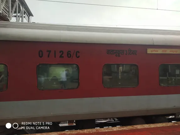 ହୀରାଖଣ୍ଡ ଏକ୍ସପ୍ରେସର ଏଲଏଚବି କୋଚ ମାସକ ମଧ୍ୟରେ ପରିବର୍ତ୍ତନ! ଭଙ୍ଗା ଦଦରା ପୁରୁଣା କୋଚ ସଂଯୋଗ କରିବା ଅଭିଯୋଗ  