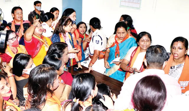 ଥାନାରେ ଧସେଇ ପଶିଲେ ବିଜେପି ନେତ୍ରୀ, ଟେବୁଲ୍ ବାଡ଼େଇ ମନ୍ତ୍ରୀଙ୍କ ଗିରଫ ଦାବି କଲେ