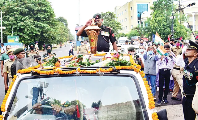 ଭୁବନେଶ୍ବରରେ ପହଞ୍ଚିଲା ସ୍ବର୍ଣ୍ଣିମ ବିଜୟ ମଶାଲ: ଜୟ ଯବାନ ଧ୍ବନିରେ ପ୍ରକମ୍ପିତ ହେଲା ଗଗନପବନ