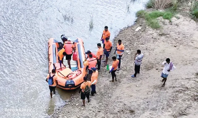 କିଆକଟା ପୋଲରେ ଦୁର୍ଘଟଣା: ଜଣେ ମୃତ, ମହାନଦୀକୁ ଖସି ମହିଳା ନିଖୋଜ