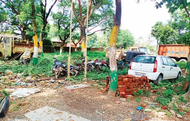 ଫାଣ୍ଡିରେ ଖତ ଖାଉଛି ଜବତ ଗାଡ଼ି, କୋଟି କୋଟି ଟଙ୍କାର ସମ୍ପଦ ନଷ୍ଟ