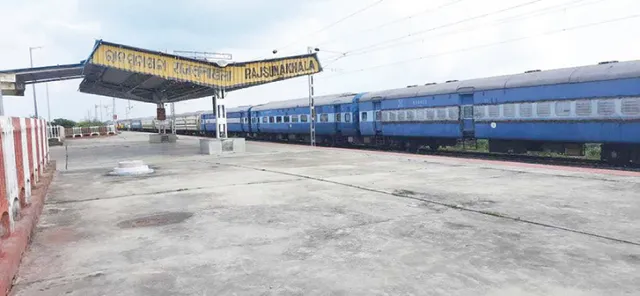 ସମସ୍ୟା ଘେରରେ ରାଜସୁନାଖଳା ରେଳ ଷ୍ଟେସନ୍‌