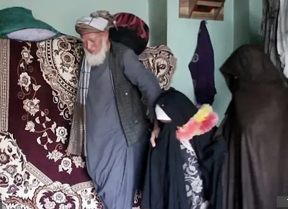 ଖାଇବାକୁ ଦେଇ ନପାରିବାରୁ ୯ବର୍ଷ ଝିଅକୁ ବିକ୍ରି କରିଦେଲେ ବାପା