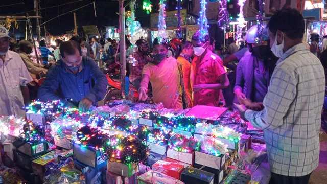 ଦୀପାବଳି: ଭୁବନେଶ୍ବରର ଏକ ବଜାରରେ ଗ୍ରାହକଙ୍କ ଭିଡ଼। (ଫଟୋ: ବିଭୂତି)