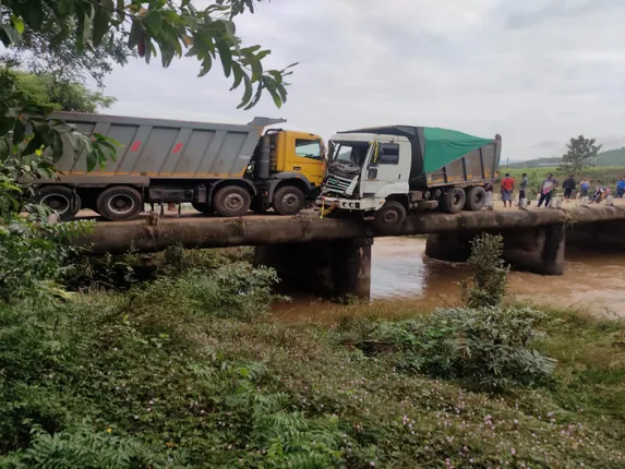 ପୋଲ ଉପରେ ହାଇୱା-ଡମ୍ଫର ମୁହାଁମୁହିଁ ଧକ୍କା: ଅଳ୍ପକେ ବର୍ତ୍ତିଲା ବଡ ଧରଣର ଅଘଟଣ