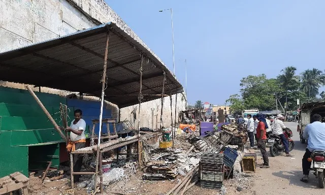 କୁଆଖିଆ ବଜାର ଓଭର ବ୍ରିଜ୍ ପାର୍ଶ୍ବରୁ ଉଠିଲା ଫଳ ଦୋକାନ