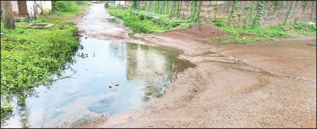 ୩ ବର୍ଷ ହେଲା ସରୁନି ଡ୍ରେନେଜ୍ କାମ: ପଚା ପାଣି ଘେରରେ ଗ୍ରାମଦେବତୀ