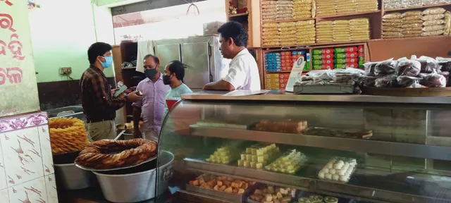 ମିଠା ଦୋକାନ ଉପରେ ଚଢ଼ଉ: ୪୦ କେଜି ମିଠା ନଷ୍ଟକଲେ ଖାଦ୍ୟ ନିରୀକ୍ଷକ