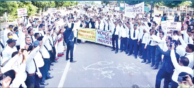 ‘ସେବି’ ବି‌ରୋଧରେ ସାହାରା କର୍ମଚାରୀ, ନିବେଶକଙ୍କ ବିକ୍ଷୋଭ