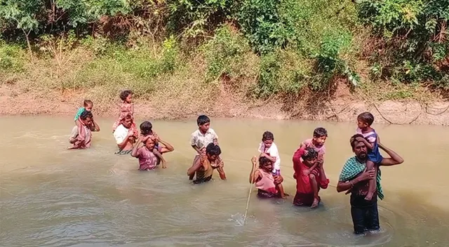 ୬ ଖଣ୍ଡ ଗାଁର ଦୁଃଖ ଝାଲରସିଂ ନାଳ, ହୁଡ଼୍‌ହୁଡ଼୍ ବାତ୍ୟା ବେଳେ ଭାସିଯାଇଥିଲେ ୩