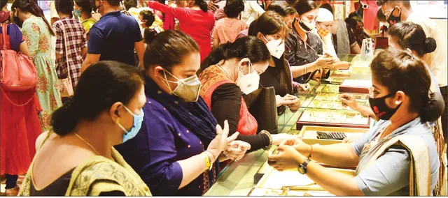 ଗହଣା ଦୋକାନରେ ଧନତେରସ୍‌ ଭିଡ଼: ଆକୃଷ୍ଟ କଲା ଦର ହ୍ରାସ ଓ ରିହାତି, ତଥାପି ପଡ଼ିଲା କରୋନା ପ୍ରଭାବ