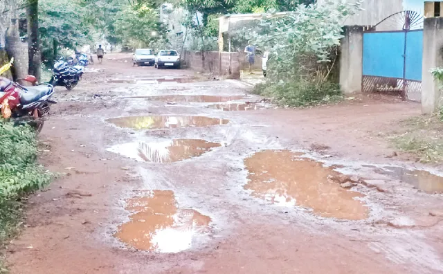 ସମସ୍ୟା‌ ଘେରରେ ଉଦୟଗିରିବିହାର: ରାସ୍ତାସାରା ଖାଲଖମା, ଜଳୁନି ଷ୍ଟ୍ରିଟ୍‌ ଲାଇଟ୍‌