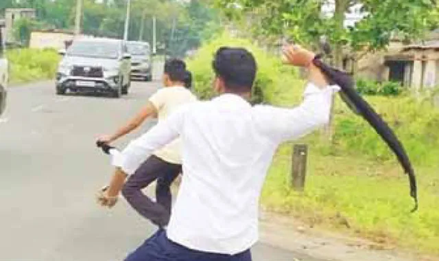 ‌କେନ୍ଦ୍ରମନ୍ତ୍ରୀ ବି‌ଶ୍ବେଶ୍ବରଙ୍କୁ ଅଣ୍ଡାମାଡ଼, କଳାପତାକା ପ୍ରଦର୍ଶନ: ବିଜେପି ପକ୍ଷରୁ ଥାନାରେ ଅଭିଯୋଗ, କାର୍ଯ୍ୟାନୁଷ୍ଠାନ ଦାବି