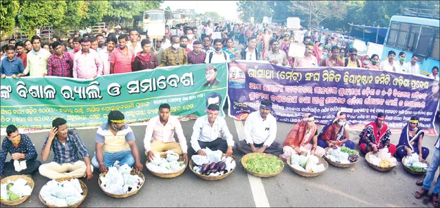 ଗାଁ ସାଥୀ ମେଟ୍‌ର ନିଆରା ବିକ୍ଷୋଭ ପ୍ରଦର୍ଶନ, ପରିବା ହାଟ ପାଲଟିଲା ମାଷ୍ଟରକ୍ୟାଣ୍ଟିନ୍‌: କେଜି ଟଙ୍କାଏରେ ବିକିଲେ ପରିବା