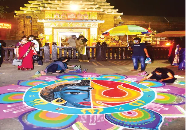 ଶ୍ରୀଲିଙ୍ଗରାଜ ମନ୍ଦିର ସମ୍ମୁଖରେ ମନଲୋଭା ରଙ୍ଗୋଲି