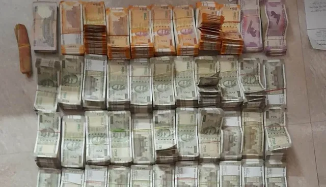 ବାରିପଦା ଆଇଟିଡିଏ ସହକାରୀ ଯନ୍ତ୍ରୀ ସନ୍ତୋଷ ଦାସଙ୍କ ଘରୁ ମିଳିଲା ୪୧ ଲକ୍ଷ ୭୭ ହଜାର ଟଙ୍କା ଏବଂ ୬୫୯ ଗ୍ରାମ ସୁନା