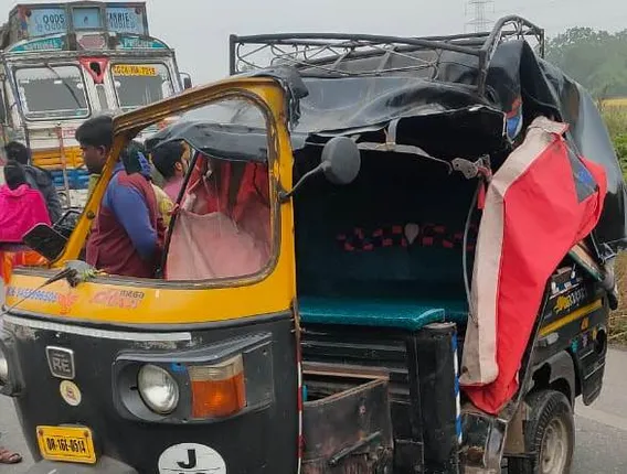 ଅଟୋକୁ ପଛ ପଟୁ ପିଟିଲା ଟ୍ରେଲର: ଜଣଙ୍କ ଜୀବନ ଗଲା, ୩ ଗୁରୁତର