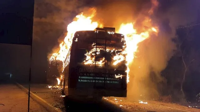 ଟ୍ରକକୁ ଧକ୍କା ଦେବା ପରେ ତୀର୍ଥଯାତ୍ରୀଙ୍କୁ ନେଇ ଯାଉଥିବା ବସ୍‌ରେ ଲାଗିଗଲା ନିଆଁ; ୩ ମୃତ