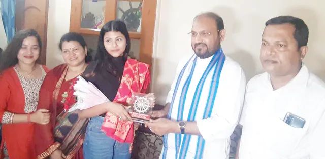 ରାଜଧାନୀ ରାସ୍ତାରେ ସାହସ ଦେଖାଇଥିବା କଟକ ଝିଅକୁ ସମ୍ବର୍ଦ୍ଧନା